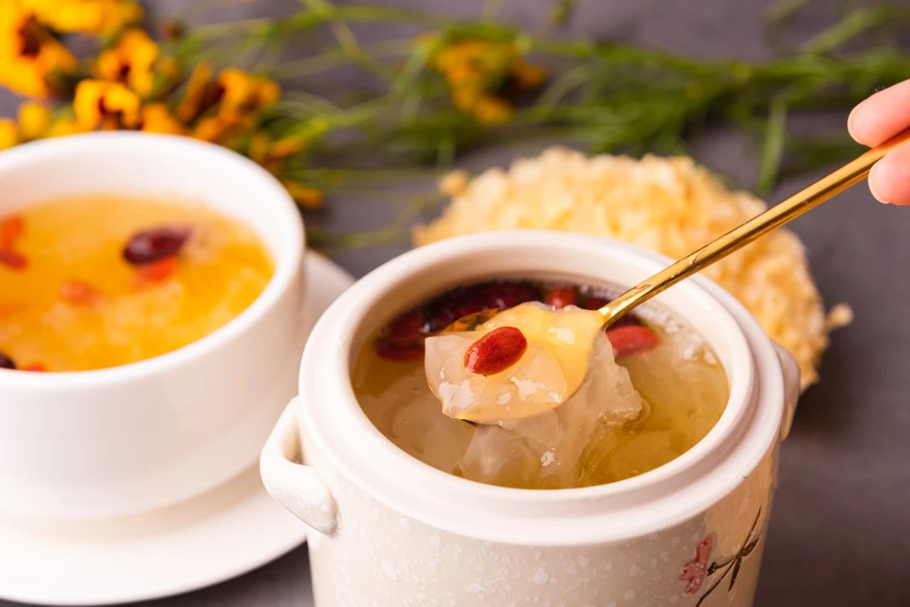 “中藥+奶茶”，這屆年輕人的養生局有多野？